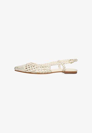 Zapato slingback plano de cuero blanco tejido con puntera puntiaguda, laterales abiertos y correa con hebilla dorada en suela marrón.