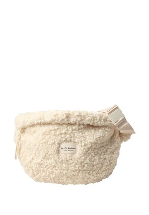 Sac banane en polaire texturée couleur crème avec fermeture éclair et sangle ajustable, étiqueté "Str. O. Ateliers Cosy Season" à l'avant.