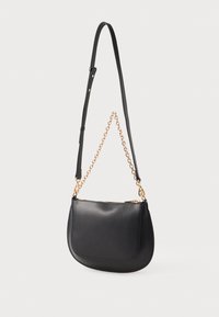 Juodas odinis pečių krepšys su išlenkta forma. Yra auksinio grandinėlės akcentas ir reguliuojama juosta. Lygus paviršius ir užtrauktuko uždarymas.