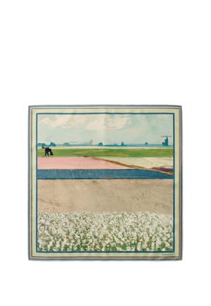 Tørklæde med landskabsdesign, der viser marker i pastelfarver, en person på en traktor og en vindmølle i det fjerne under en overskyet himmel.