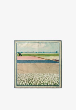 Tørklæde med landskabsdesign, der viser marker i pastelfarver, en person på en traktor og en vindmølle i det fjerne under en overskyet himmel.