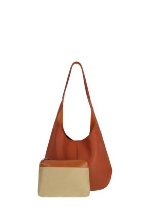 Hnědá kožená taška přes rameno s dlouhým popruhem a malou béžovo-hnědou pouzdro se zipem vpředu.