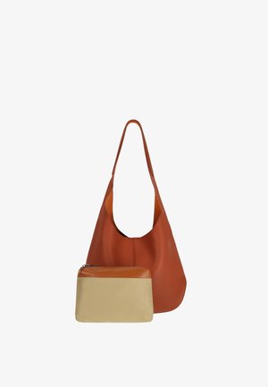 Brun læder skuldertaske med lang rem og en lille beige og brun lynlåspung foran.