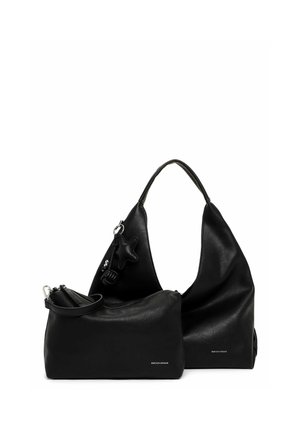 Dos bolsos de cuero negro con cremalleras plateadas y un llavero en forma de estrella, ambos etiquetados como Emily & Noah sobre un fondo blanco.