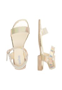 Lichtgouden sandalen met iriserende banden, open teen ontwerp en een dunne blokhak. Verstelbare enkelband met metallic afwerking.