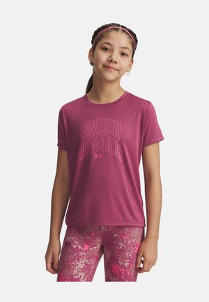 Mädchen trägt ein pinkes Under Armour T-Shirt und pink gemusterte Leggings, mit geflochtenem Haar und passendem Stirnband, steht vor einem schlichten Hintergrund.