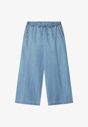 Pantalones de mezclilla de pierna ancha color azul claro con cinturilla elástica, cordón ajustable y adorno decorativo en los bolsillos frontales.