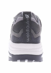 Grauer Sportschuh mit einem strukturierten Stoffoberteil, gepolsterter Ferse und weißer, gepolsterter Sohle. Mit einem schwarzen Ziehschlaufe auf der Rückseite.