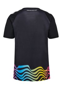 Sort T-shirt med korte ærmer til sport, lavet af et blødt materiale, med et bølgende gradientmønster i pink, blå og gul ved kanten.