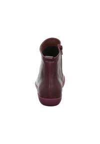 Burgunderfarbene Leder-Stiefeletten mit einem seitlichen Reißverschluss, runder Zehenpartie und strukturiertem Finish. Die Gummisohle sorgt für Grip und Flexibilität.