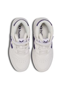 Weiße Sneaker mit lila Akzenten, Schnürverschluss und durchbrochener Zehenpartie. Aus synthetischem Material gefertigt, mit gepolstertem Schaft und markengeprägtem Innensohle.