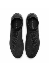 Un paio di scarpe da ginnastica alte nere con motivi circolari testurizzati e lacci, viste dall'alto su uno sfondo bianco.