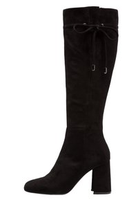 Bota alta de ante negra con punta redonda, tacón cuadrado y un detalle de cordones en la parte superior. Textura suave, diseño elegante y sin patrones visibles.