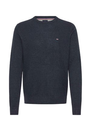 Suéter azul marino oscuro con un patrón de punto texturizado, cuello redondo y mangas largas. Presenta un pequeño logo en el pecho en rojo, blanco y azul.