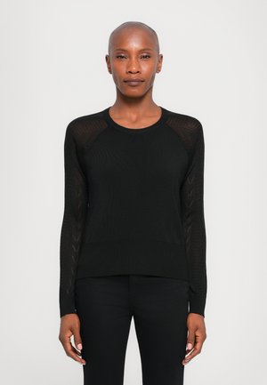 Musta neulepaita, jossa on pyöreä kaula-aukko, teksturoituneet hihat, joissa on viuhkamallinen kuvio, ja ribbireunus alhaalla. Slim fit -malli.