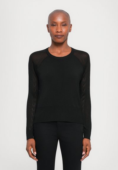 Schwarzer Strickpullover mit einem Rundhals-Ausschnitt, strukturierten Ärmeln im Chevron-Muster und geripptem Saum. Slim-Fit-Design.