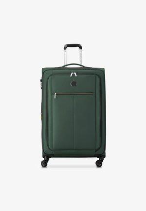Groene, zachte koffer met een rechthoekige vorm, voorvak met rits, bovenhandgreep en uitschuifbare handgreep. Beschikt over vier zwarte wielen voor mobiliteit.