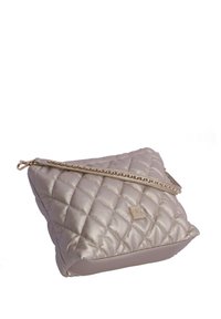 Bolso de mano metálico beige acolchado con un cierre de cremallera adornado con cadena y un logotipo. Textura suave con forma triangular y base plana.