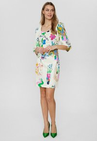 Rochie cu mânecă scurtă, cu un imprimeu floral vibrant în diverse culori, confecționată dintr-un material fin, cu decolteu pătrat și lungime până la genunchi.