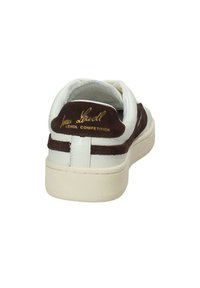 Weiße und braune Lendl Competition Sneaker von hinten betrachtet, mit gepolstertem Fersenbereich und signatur Label in goldener Schrift.