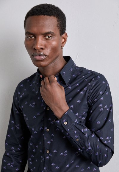 Camicia a bottone blu navy con motivo ciclistico ripetuto in viola, colletto classico e maniche lunghe, realizzata in tessuto morbido.