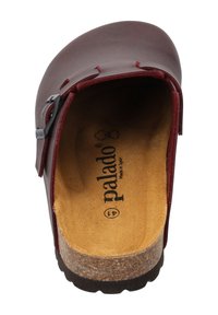 Zoccolo in pelle bordeaux con forma curva, soletta in sughero e interno texturizzato. Include un accento in metallo nero e dettagli di cucitura.