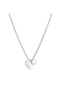 Zilveren ketting met een glad hart hanger en een kleine ronde tag met gegraveerde tekst. Het ontwerp is stijlvol en modern.