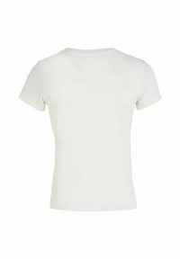 Camiseta blanca de manga corta con una textura suave, cuello redondo y una silueta ajustada. Sin patrones ni acentos presentes.