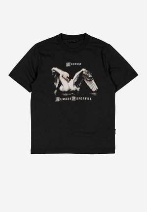 Μαύρο κοντομάνικο μπλουζάκι με έναν λευκό κύκνο που απλώνει τα φτερά του πάνω στο νερό και κείμενο που αναγράφει «Masked Always Faithful» σε γοτθική γραμματοσειρά.