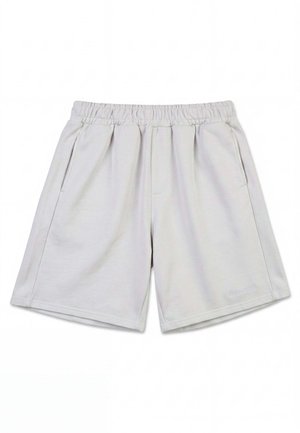 Pantalones cortos de cintura elástica en gris claro con bolsillos laterales y un detalle sutil de logotipo en el dobladillo inferior de la pierna izquierda.