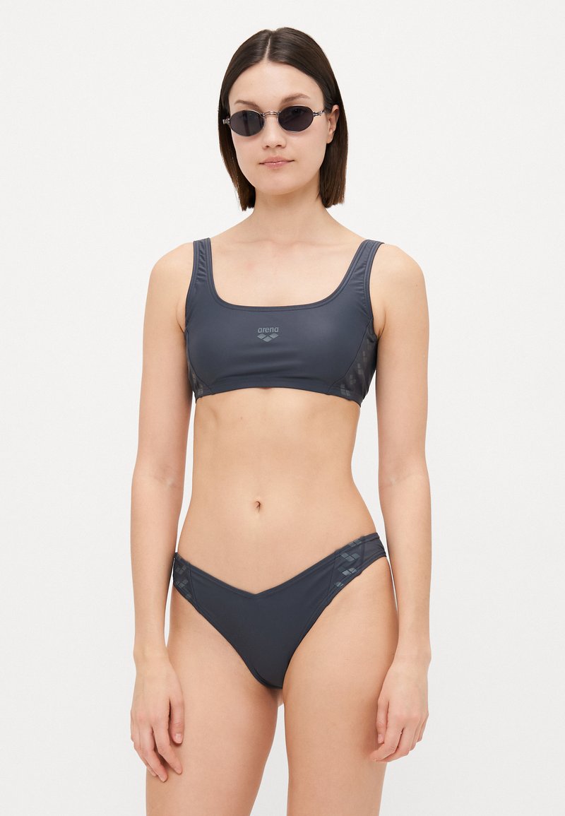 Dunkelgraues Bikini-Set bestehend aus einem top mit quadratischem Ausschnitt und Logo sowie strukturiertem Seitendetail, kombiniert mit einem Bikini-Unterteil mit niedrigem Schnitt.