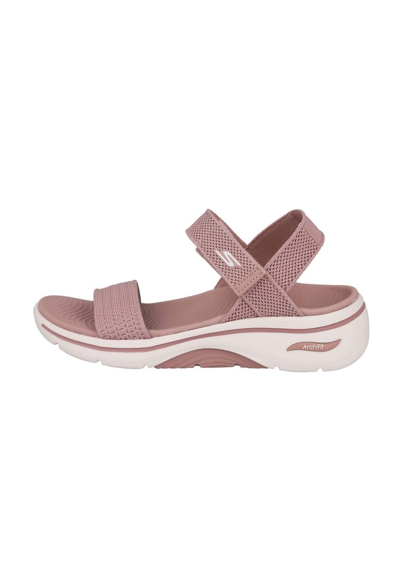 Sandalias de mujer con parte superior de malla rosa, correas ajustables y una suela blanca acolchada que presenta soporte de arco contorneado.