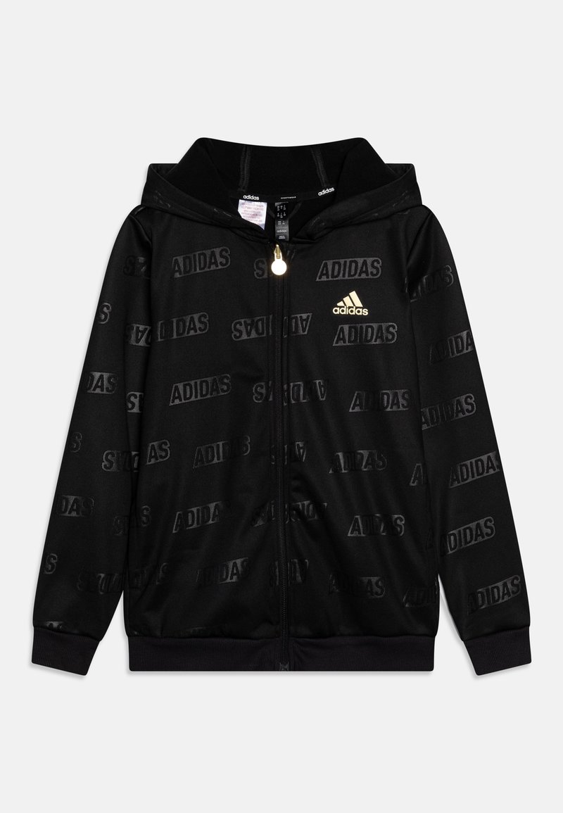 Schwarzer Adidas Zip-Up Hoodie mit Kapuze, dezentem, wiederholtem Adidas-Schriftzug-Muster und goldfarbenem Adidas-Logo auf der Brust, flach ausgelegt.