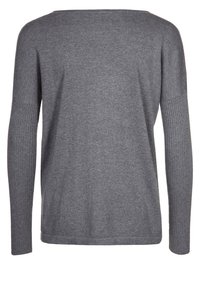 Suéter de punto gris con un escote amplio, mangas largas con detalles acanalados, textura suave y un ajuste holgado. La vista trasera muestra las costuras y costuras.