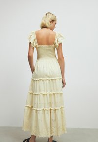 Next REGULAR FIT - Maxikleid - yellow