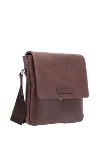 Bolso mensajero de cuero marrón con cierre de solapa, con un acabado texturizado y una correa de hombro de tela ajustable. Logo visible en el frente.