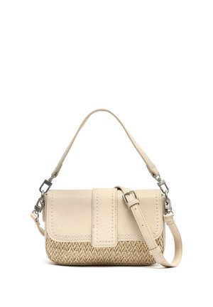 Petit sac à main beige avec un fond tissé texturé, un rabat lisse, une bandoulière amovible et une poignée supérieure.