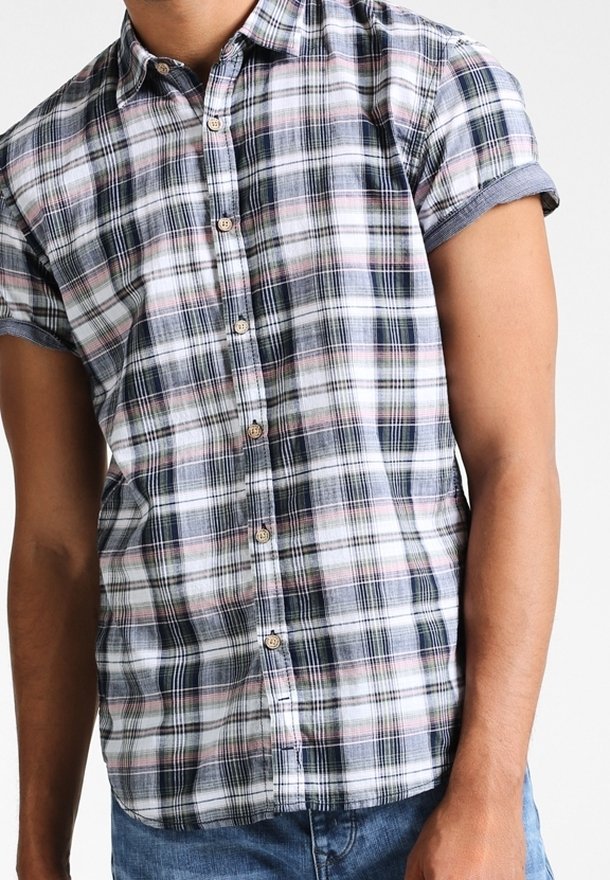 Camisa de manga corta de cuadros en azul, blanco y rosa claro con cierre de botones y puños enrollados. Hecha de tela de algodón ligera.