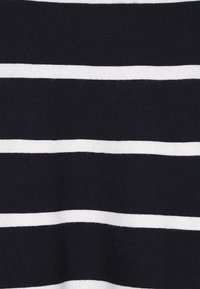 Marineblau und weiß gestrefter Stoff mit horizontalen Linien; weiche Textur, gleichmäßig verteilte Streifen in unterschiedlicher Breite, die ein auffälliges Muster bilden.