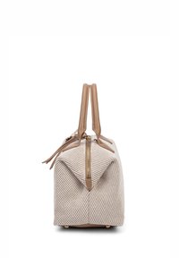 Borsa in tela a righe beige con manici in pelle liscia color tan, zip dorata e dettagli agli angoli; forma rettangolare con un design strutturato.