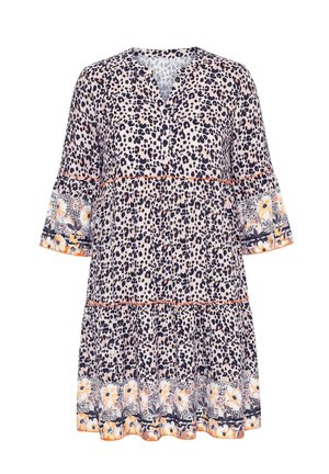 Sukienka o luźnym kroju z czarno-brzoskwiniowym nadrukiem w panterkę, 3/4 rozkloszowanymi rękawami oraz kwiatowym wzorem na rękawach i dole, z pomarańczowymi detalami wykończenia.