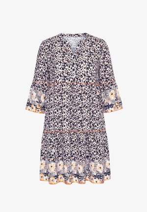 Sukienka o luźnym kroju z czarno-brzoskwiniowym nadrukiem w panterkę, 3/4 rozkloszowanymi rękawami oraz kwiatowym wzorem na rękawach i dole, z pomarańczowymi detalami wykończenia.