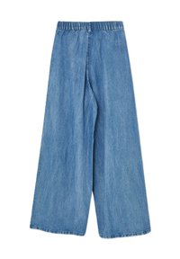 Pantaloni in denim blu chiaro a gamba larga con elastico in vita. Il tessuto ha una consistenza liscia e una finitura leggermente sbiadita.