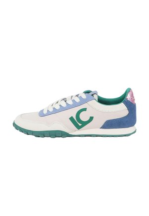Zapatilla baja con secciones blancas, azules y rosas, interior y suela verdes, cordones blancos y logo "LC" verde en el lateral.