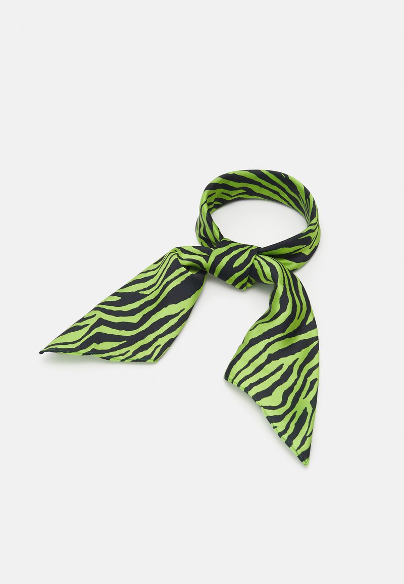 Cachecol de seda verde e preto com um padrão de riscas de zebra, desenhado em forma retangular longa com extremidades pontiagudas. Textura suave.