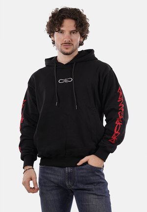 Felpa nera con cappuccio, logo frontale e grafiche rosse sulle maniche, dotata di lacci e vestibilità ampia, realizzata in tessuto morbido.