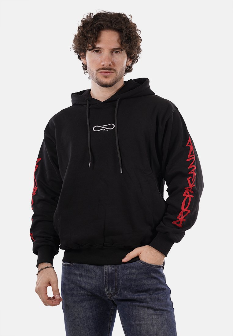 Felpa nera con cappuccio, logo frontale e grafiche rosse sulle maniche, dotata di lacci e vestibilità ampia, realizzata in tessuto morbido.