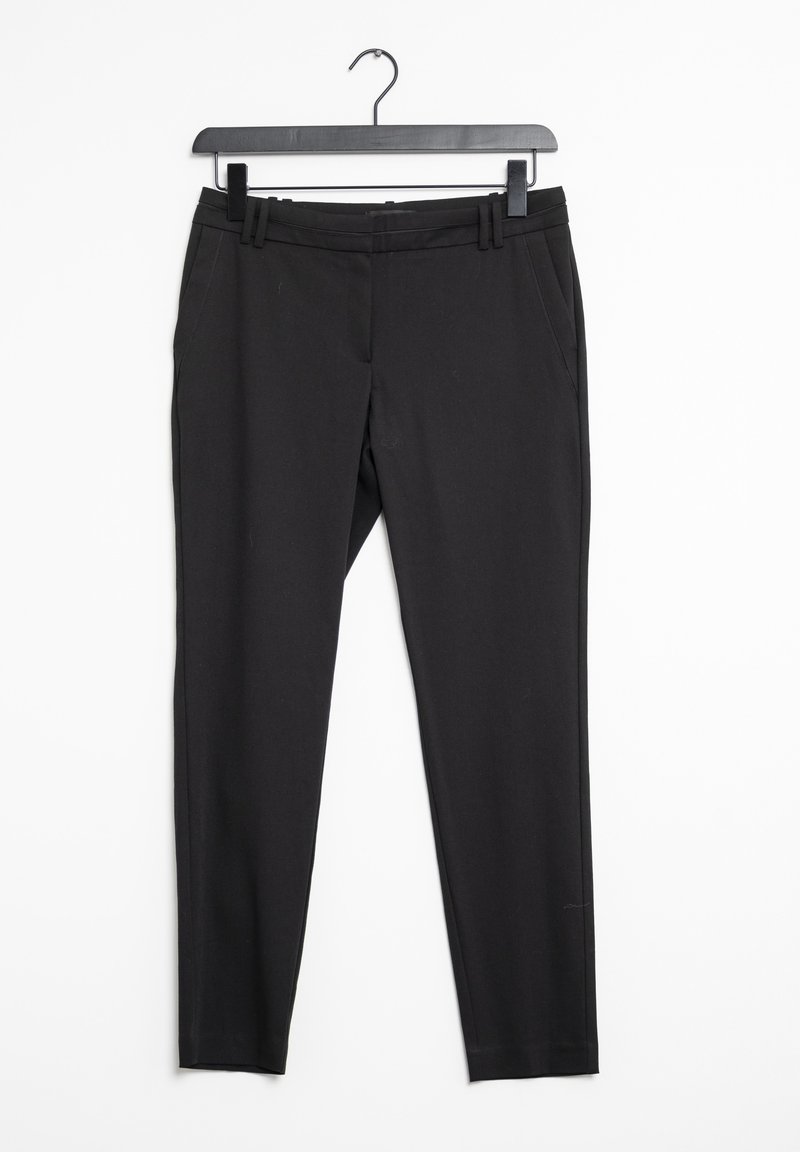 Musta, räätälöity housut, jotka on valmistettu sileästä kankaasta; sisältää vyölenkit, sivutaskut ja slim fit -muotoilun. Roikkuu mustalla muovihenkari.