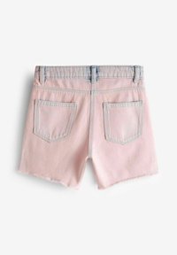 Shorts in denim rosa con orlo sfrangiato, due tasche posteriori e una cintura azzurro chiaro. Il tessuto ha una consistenza liscia.