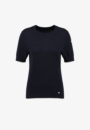 Camiseta de punto azul marino de manga corta con cuello redondo, ribete blanco en las mangas y el dobladillo, y pequeño detalle de logo en la parte inferior delantera y en la manga.